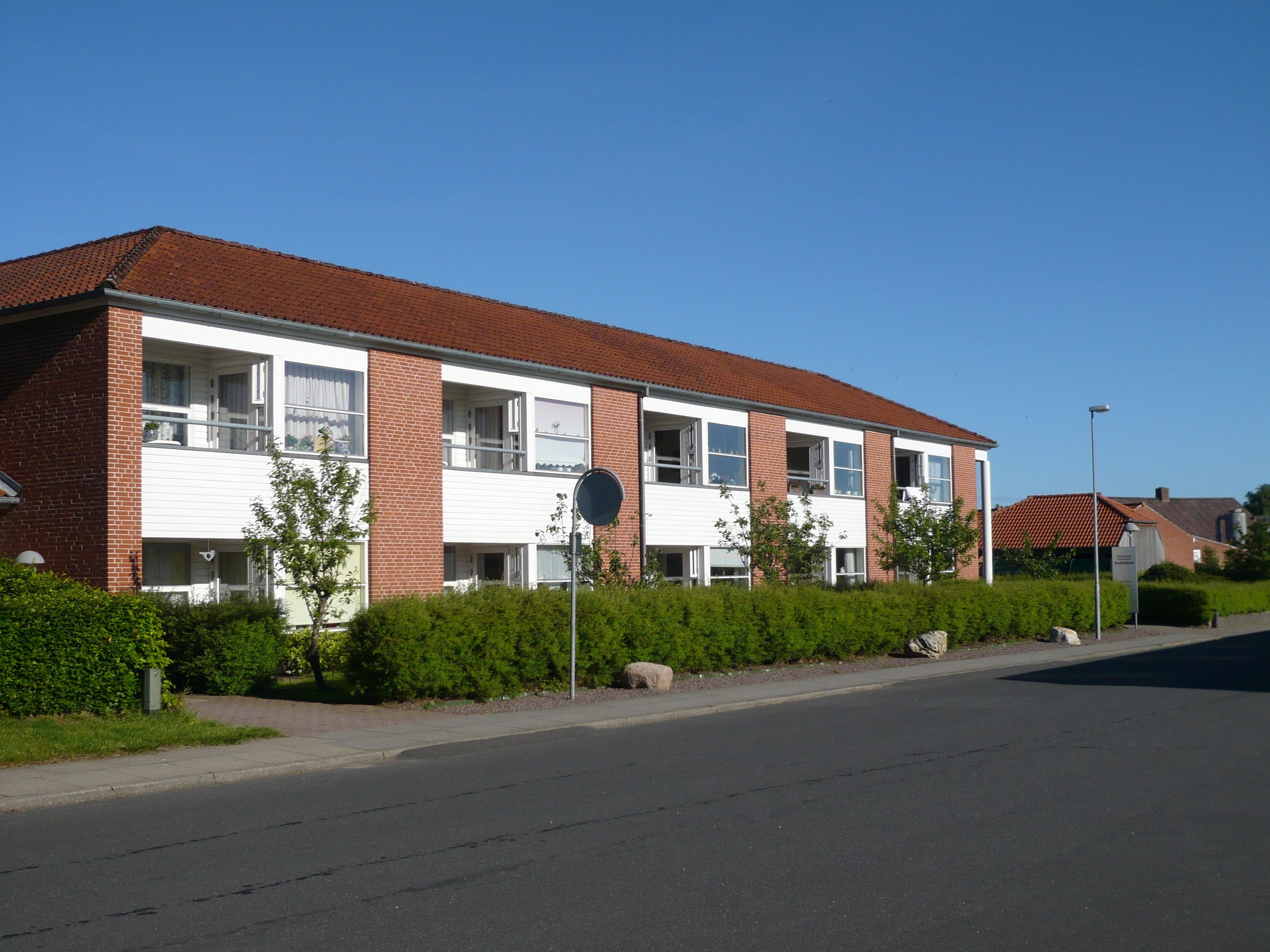 Foto af rød boligblok, der bruges, som forside