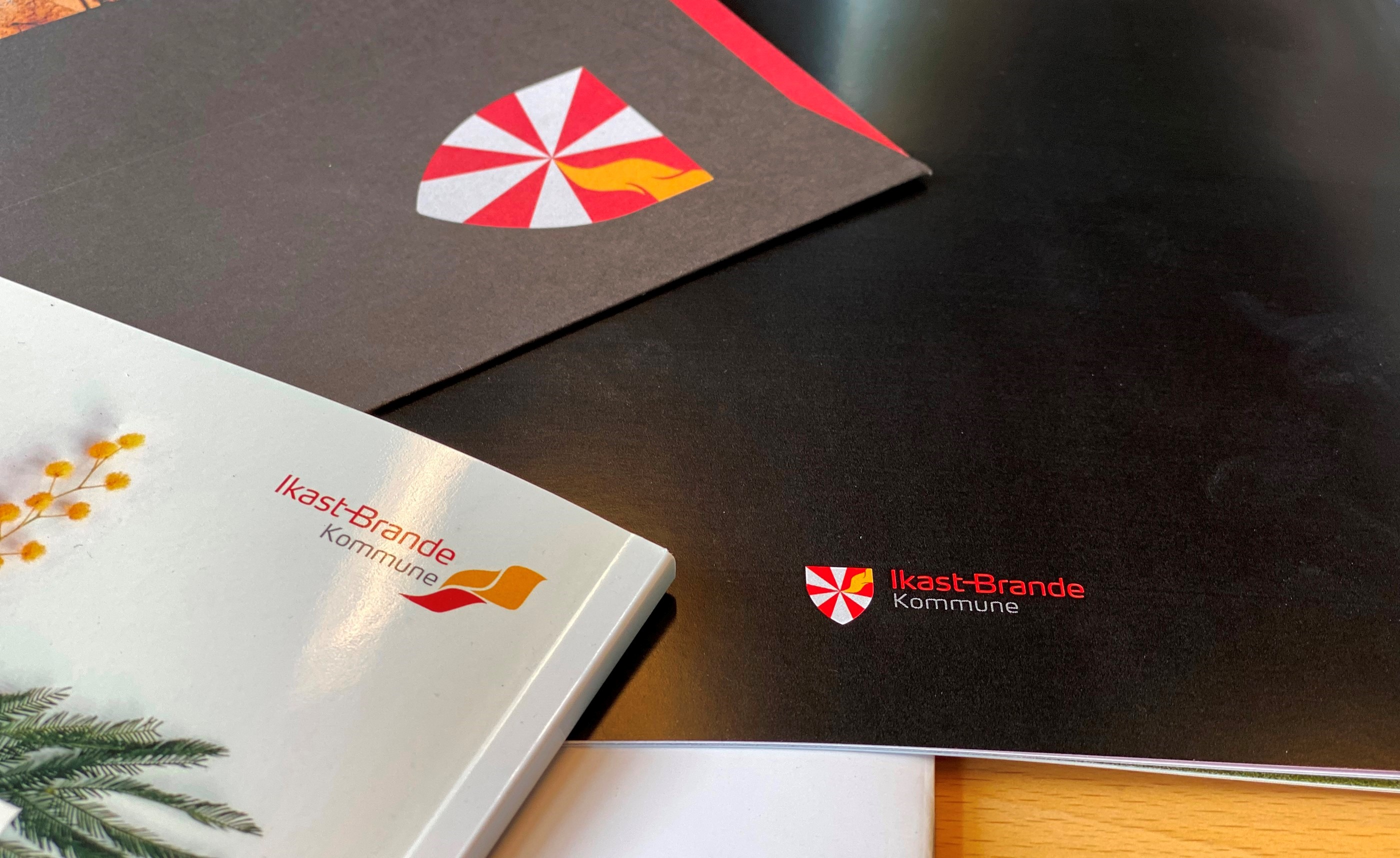 Brochurer med Ikast-Brande kommunes logo og kommunevåben på