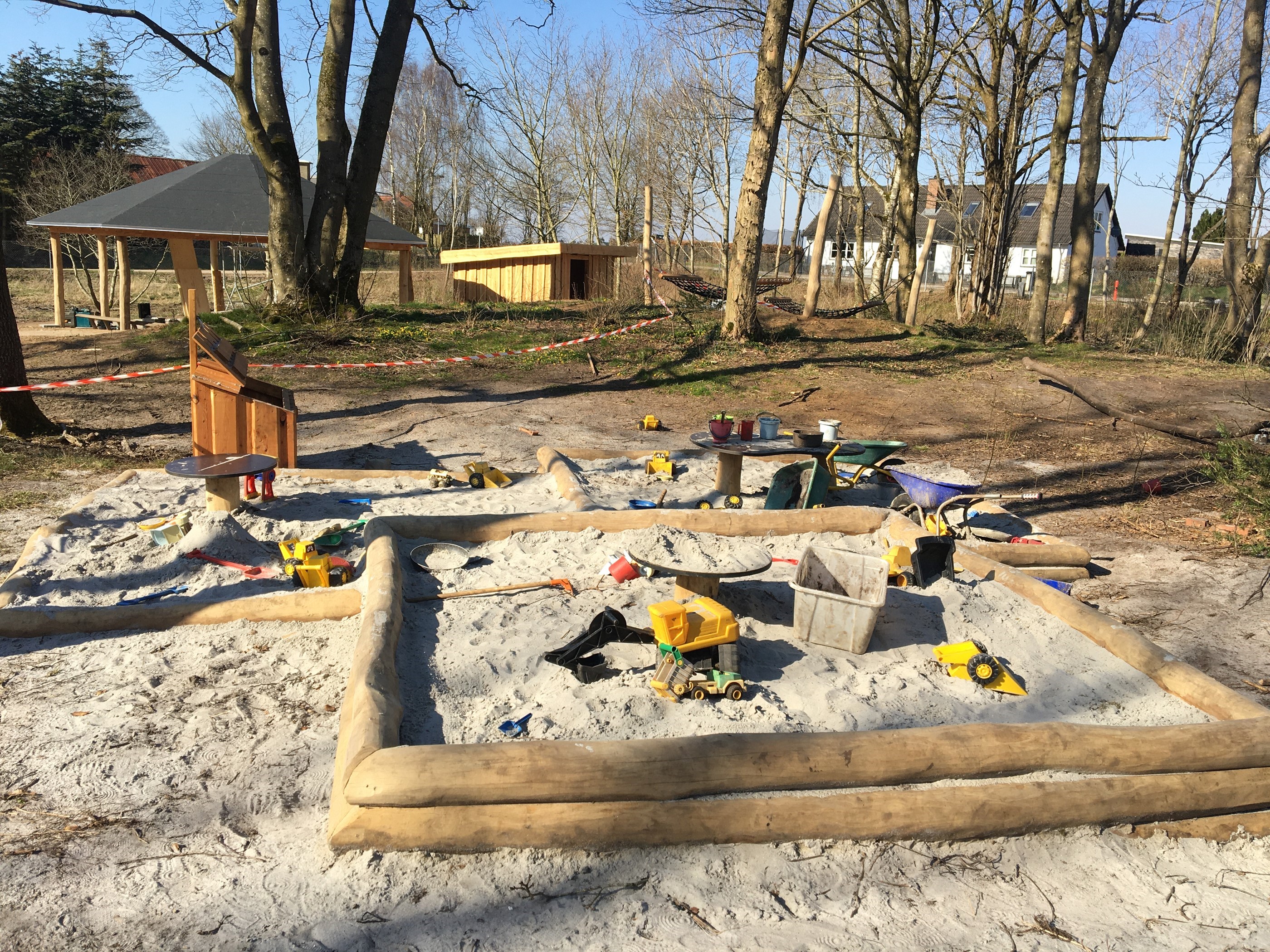 Legeplads med en sandkasse