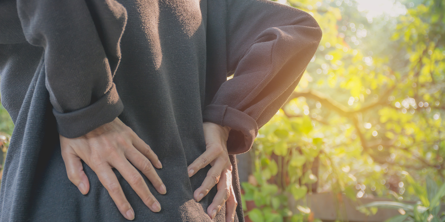 Mennesker der står på toppen af en bakke