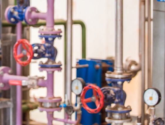 Rør fra et vandværk - blå og røde rør