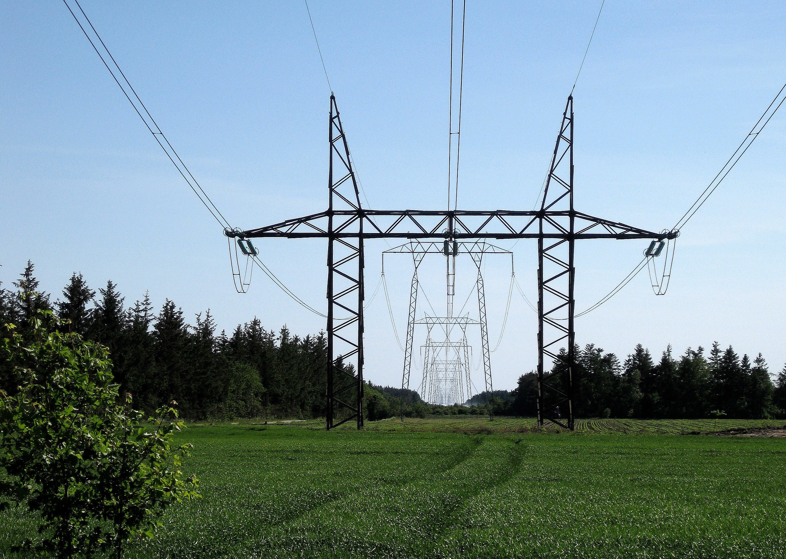 Højspændingsanlæg over en mark