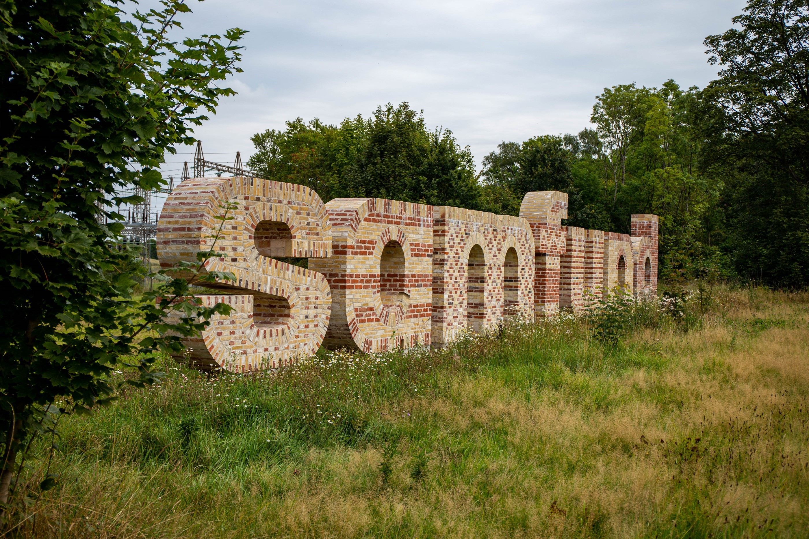 Skulpturen Samfund ved Ikast station er muret af mursten fra kommunale bygninger 