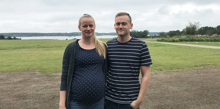 Tilflytterpar foran nysået græsplæne