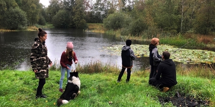 Familie fisker ved en sø
