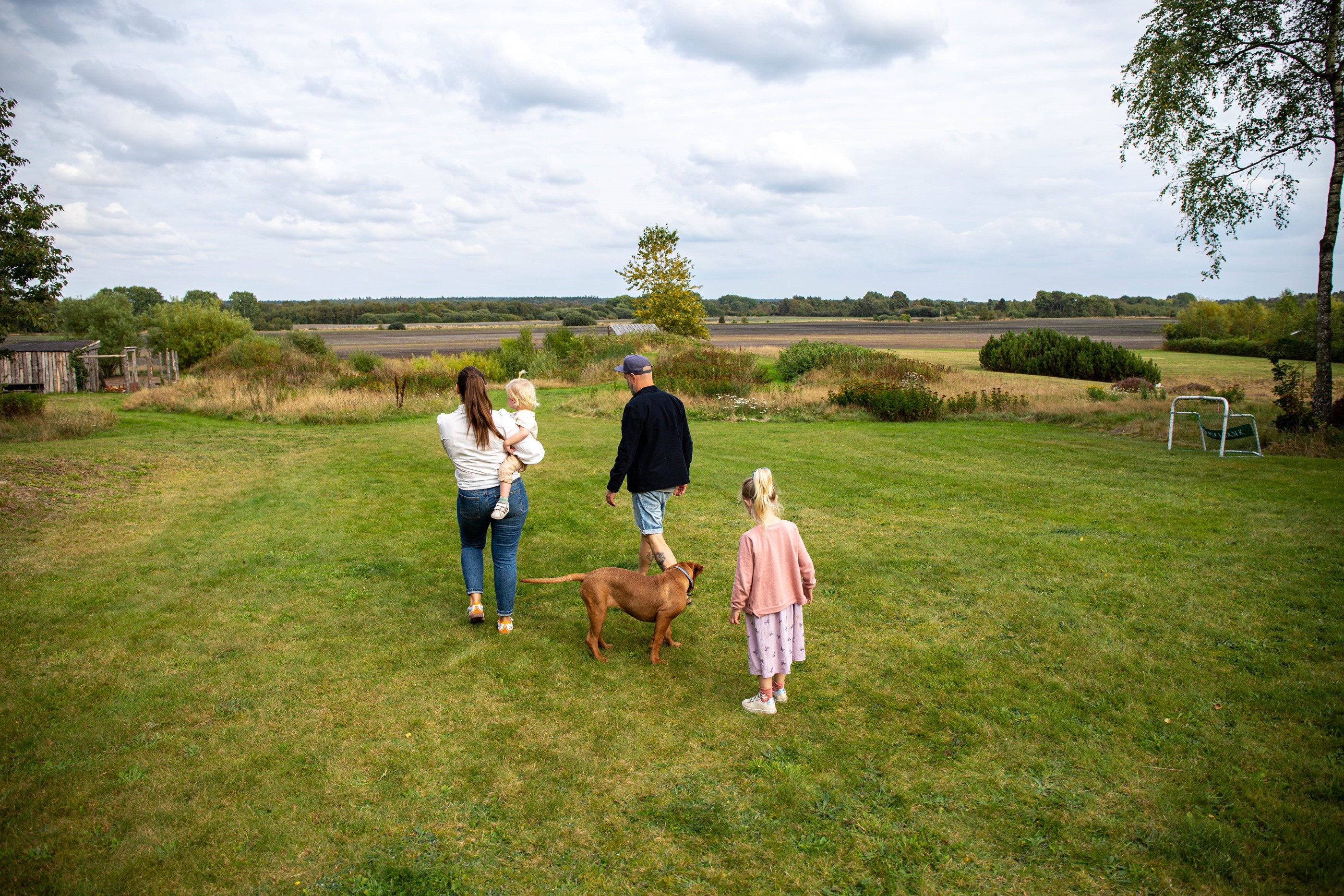 Familien bor i et smukt træhus med en kæmpe have, der grænser op til marker. De har et rigt dyreliv i baghaven. 
