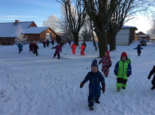 Vinterbillede af forskellige børn