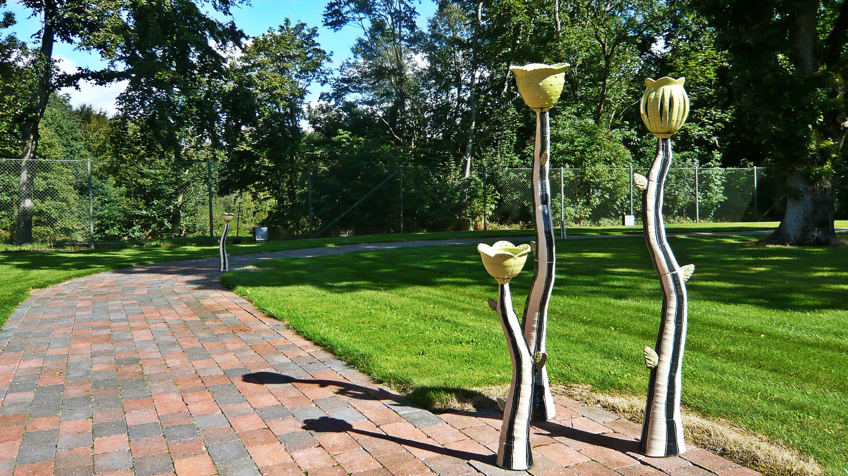 Østervangs keramikblomster, der står udenfor