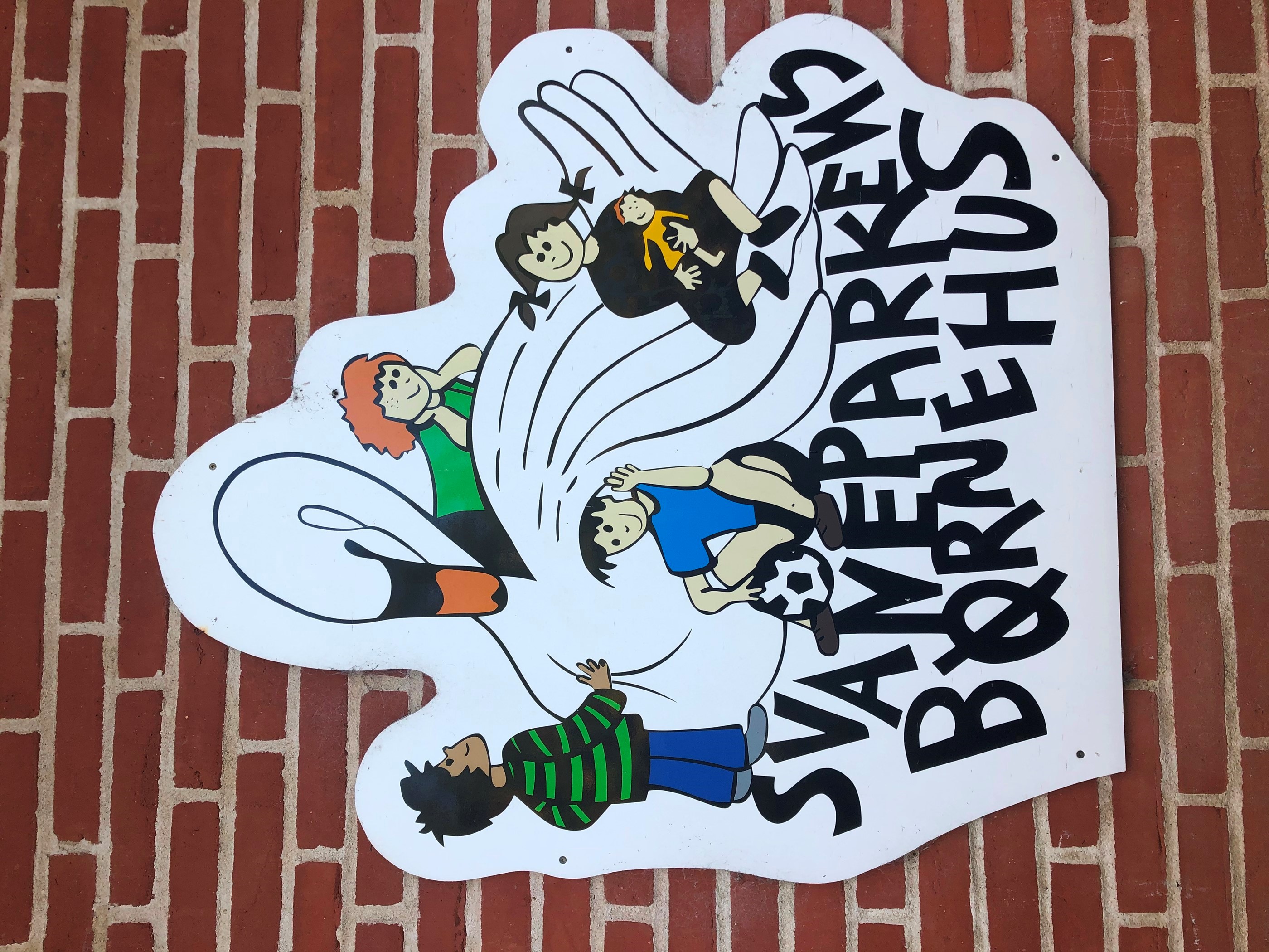 Svaneparkens børnehus logo udenpå bygningen