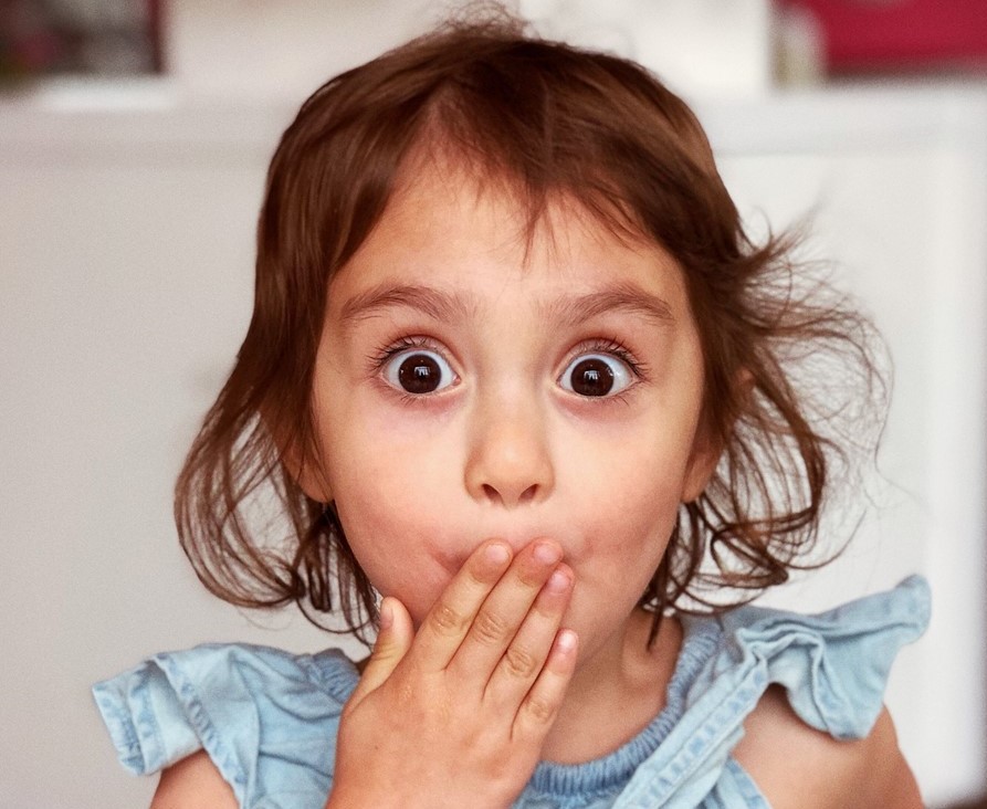 Pige holder sig for munden - bredformat