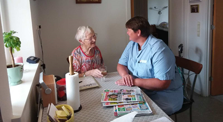 Ældre beboer og ansat