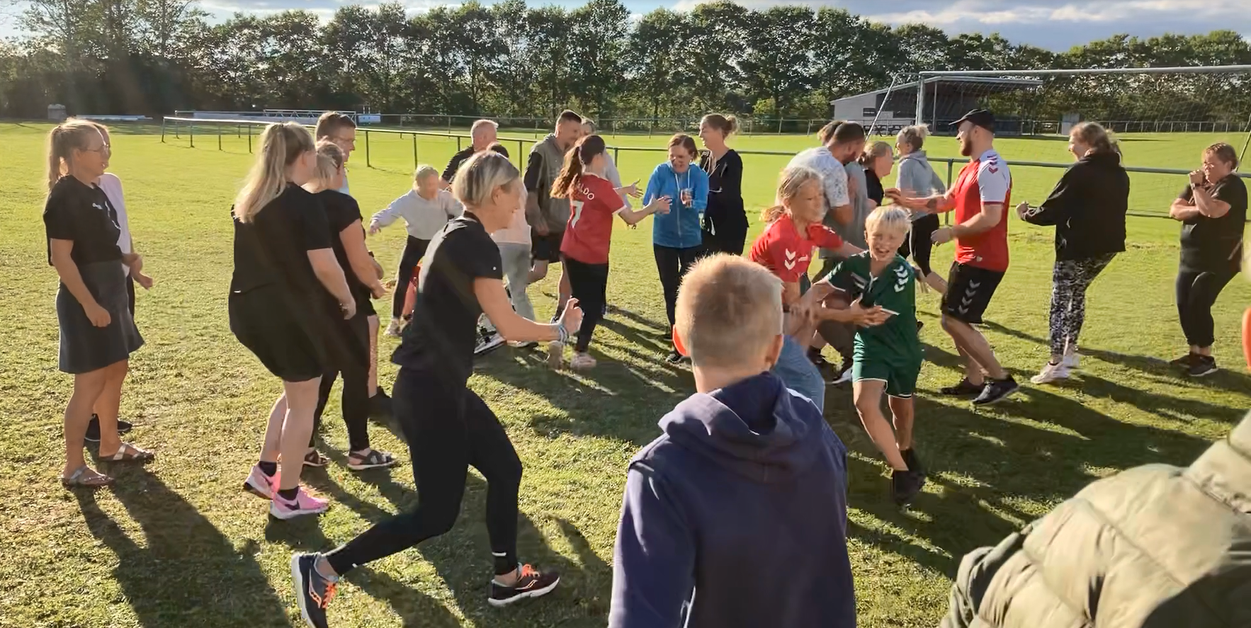 Mennesker samlet på en fodboldbane i Bording