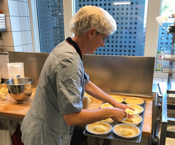 Madlavning i et køkken