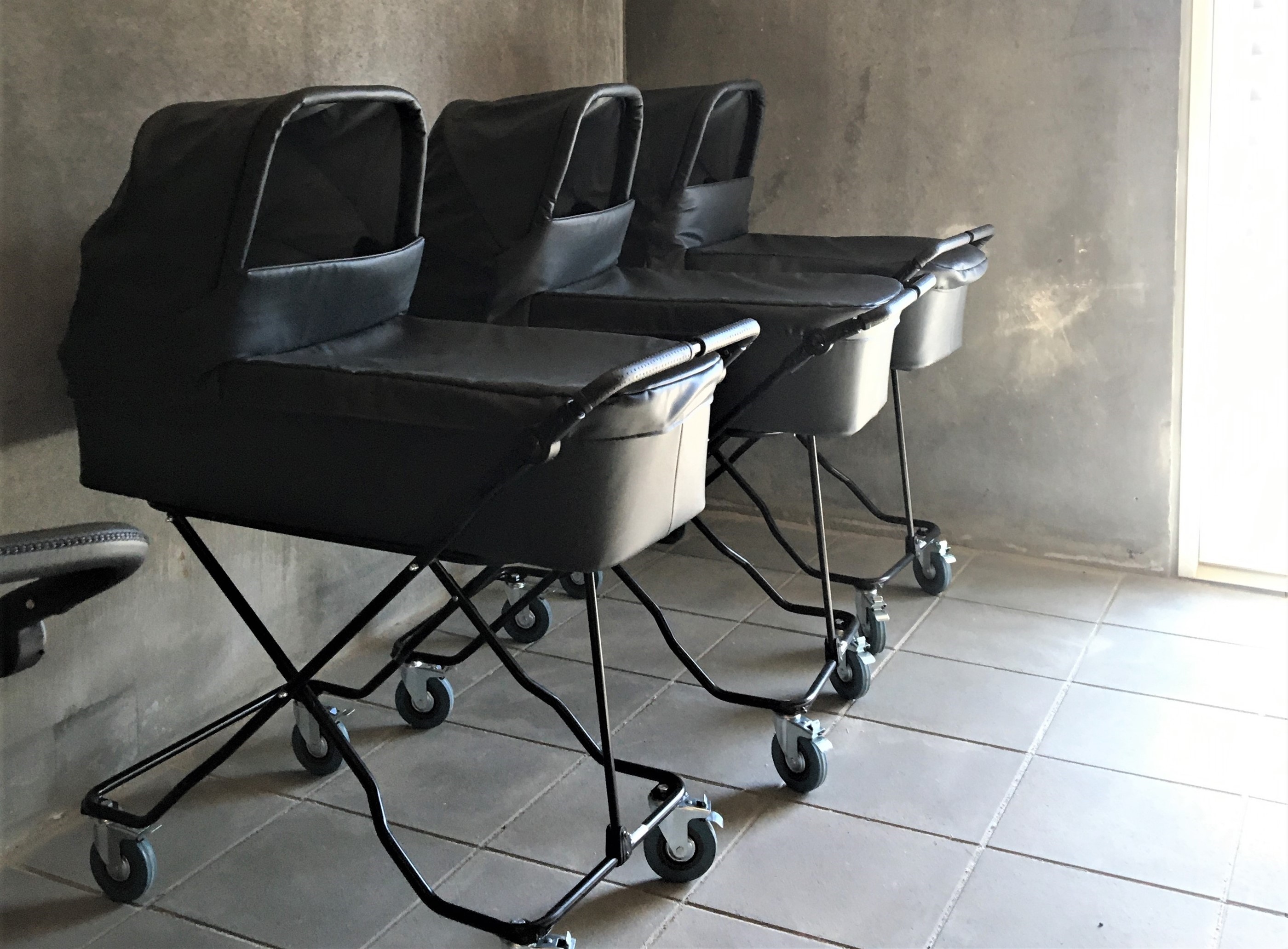 Barnevogne ved siden af hinanden indendørs