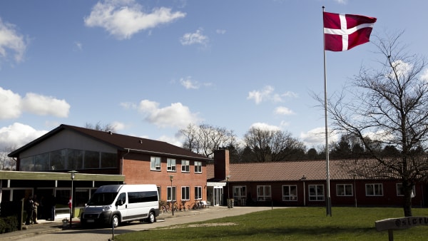 Hejst Danmarksflag foran Østervang
