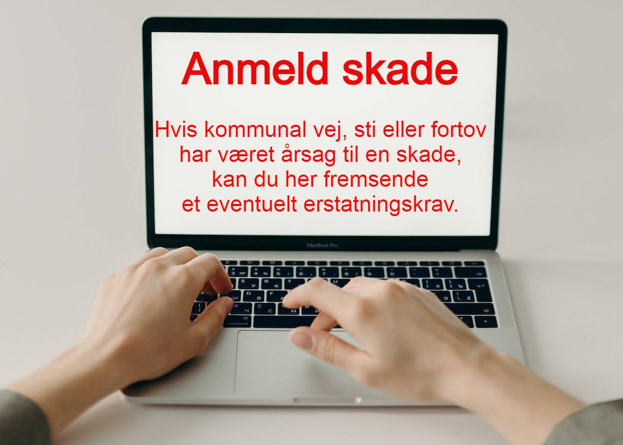PC skærm med rød tekst. Anmeld skade