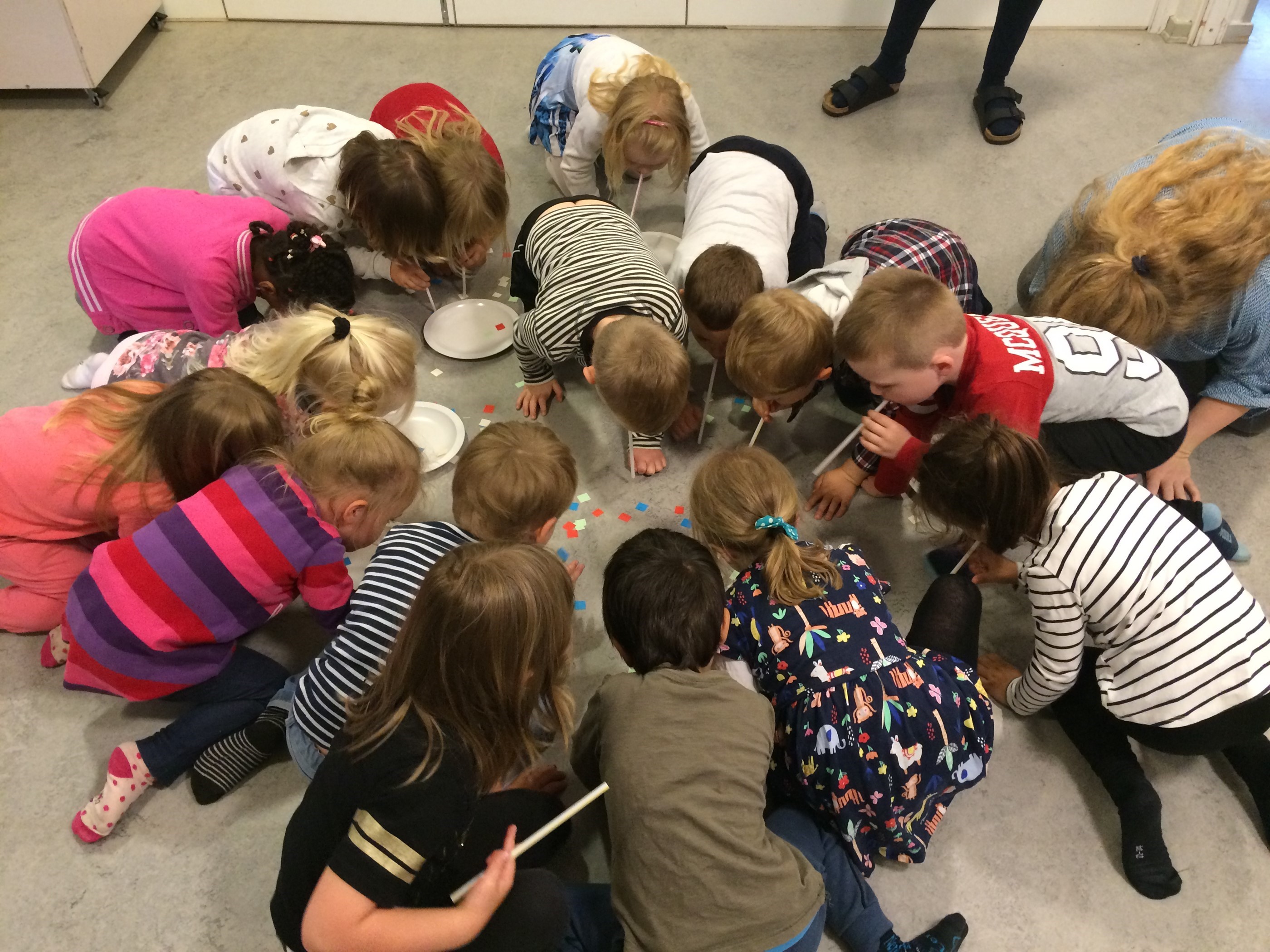 Børn sidder i en rundkreds