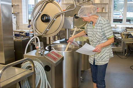 Kvinde rører i en stor gryde