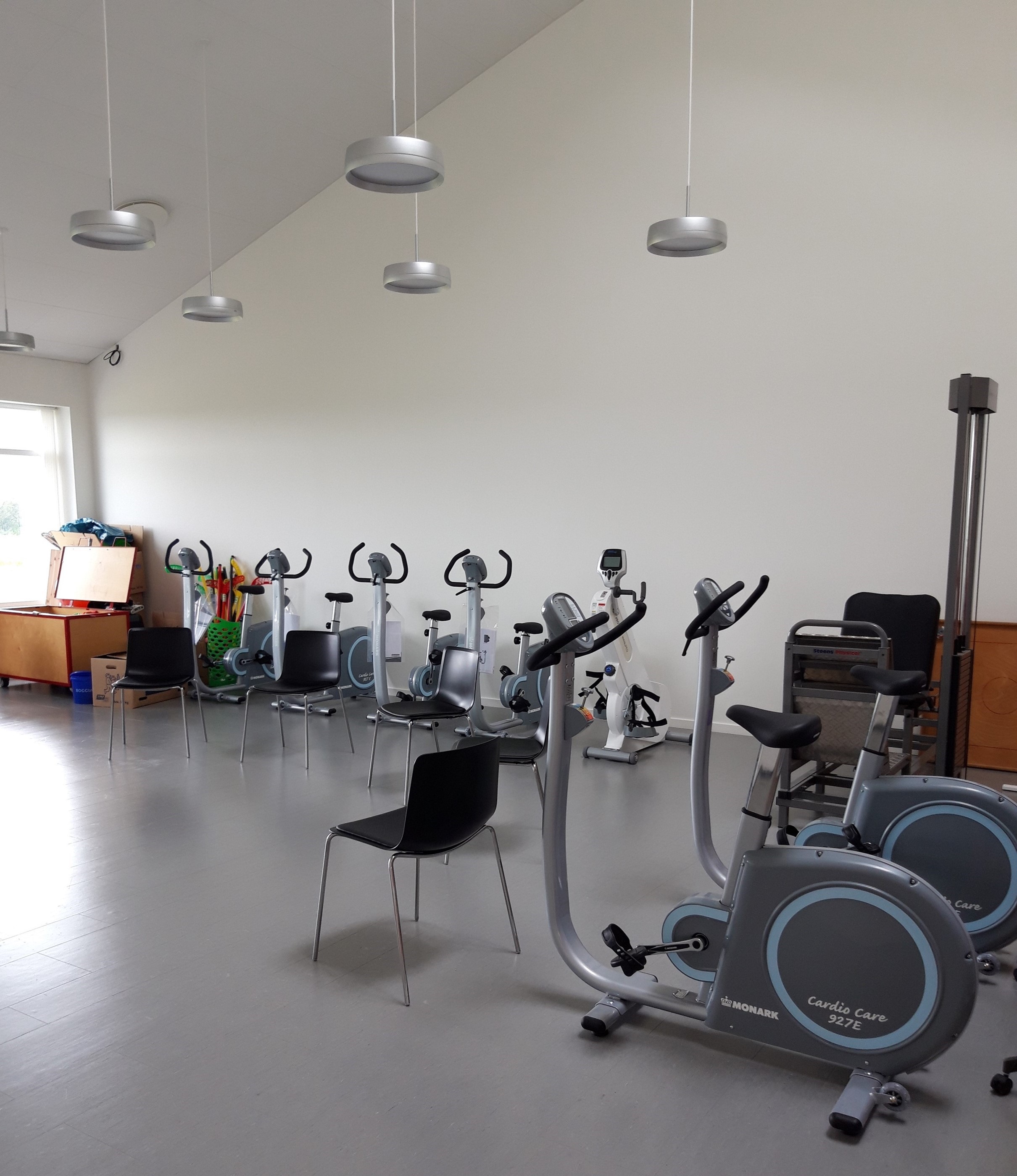 Billede af træningsmaskiner inde i et træningsrum