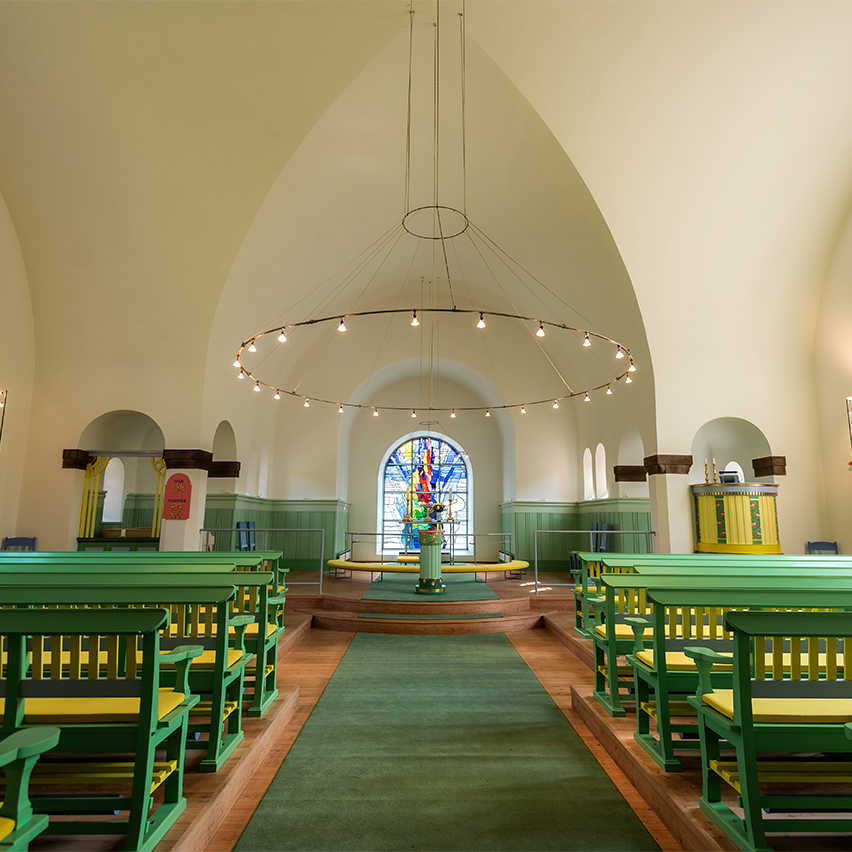 Den farvestrålende Uhre Kirke 