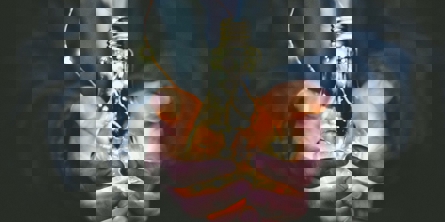 Hænder holder pære med lys i