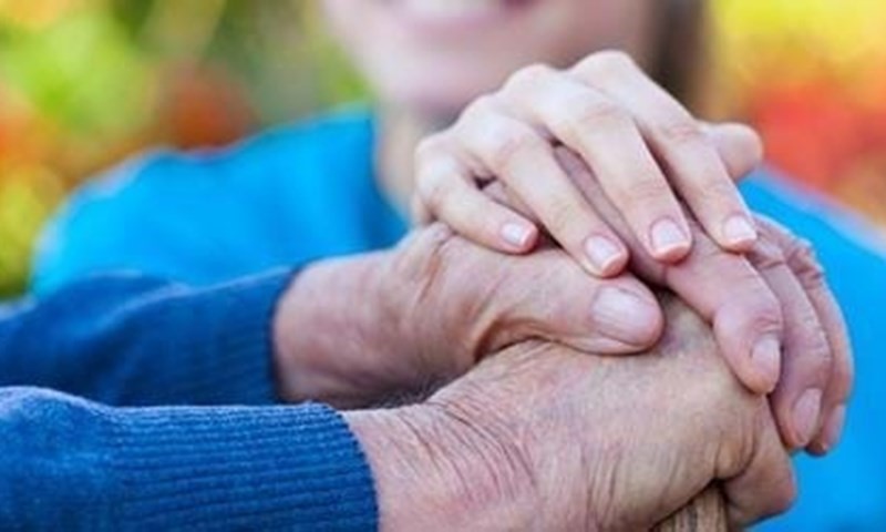Pårørende, der holder den ældres hånd