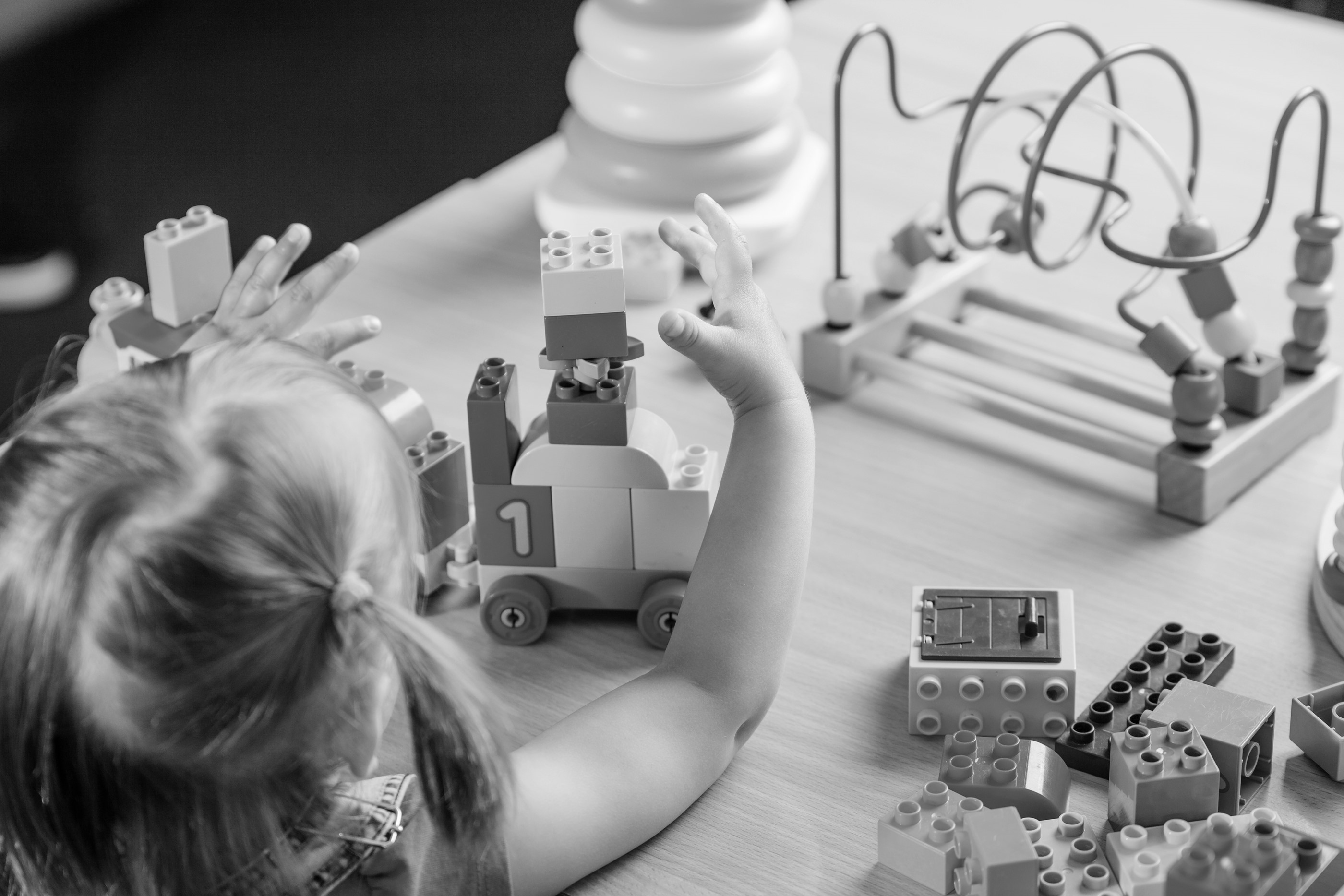 Pige der leger med lego