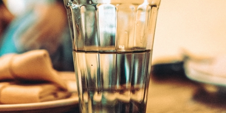 Et glas vand på et bord