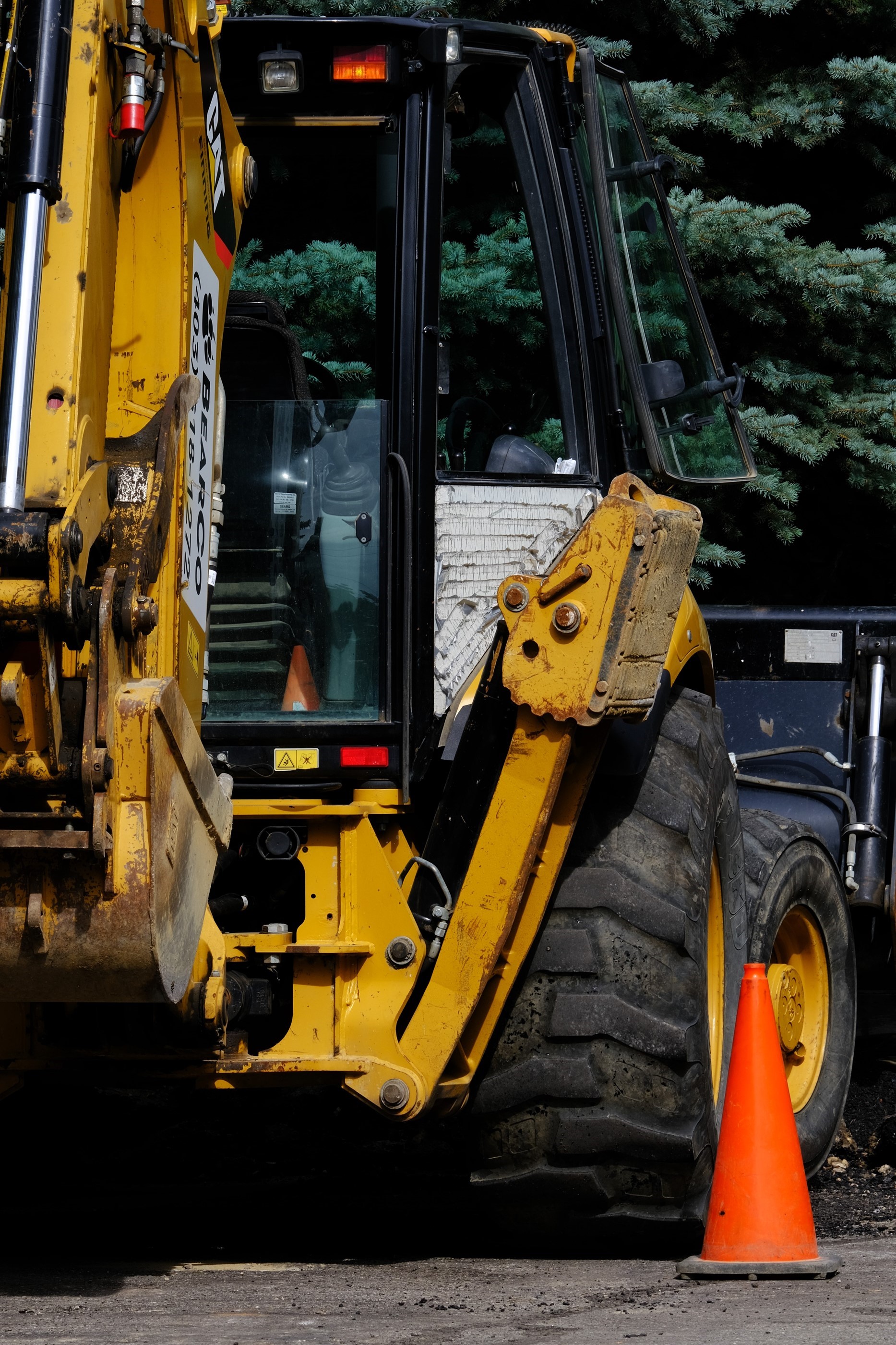 Gravemaskine og en orange kegle